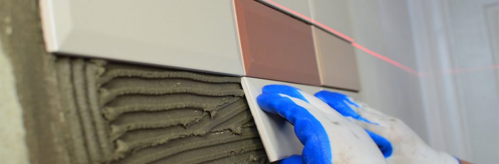 Укладання плитки на стіну: чому слід звернутися до профі