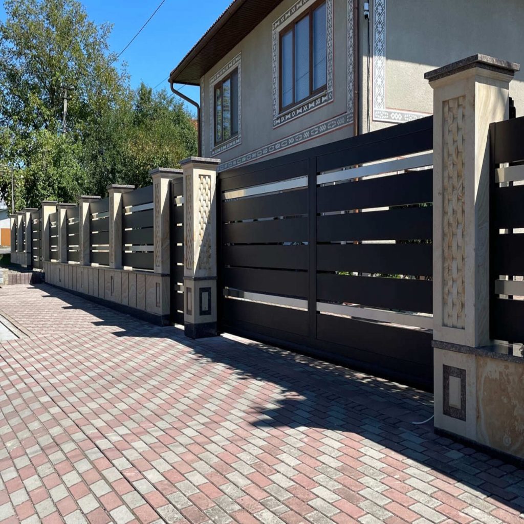Металлические калитки — прочный и удобный вход на вашу территорию