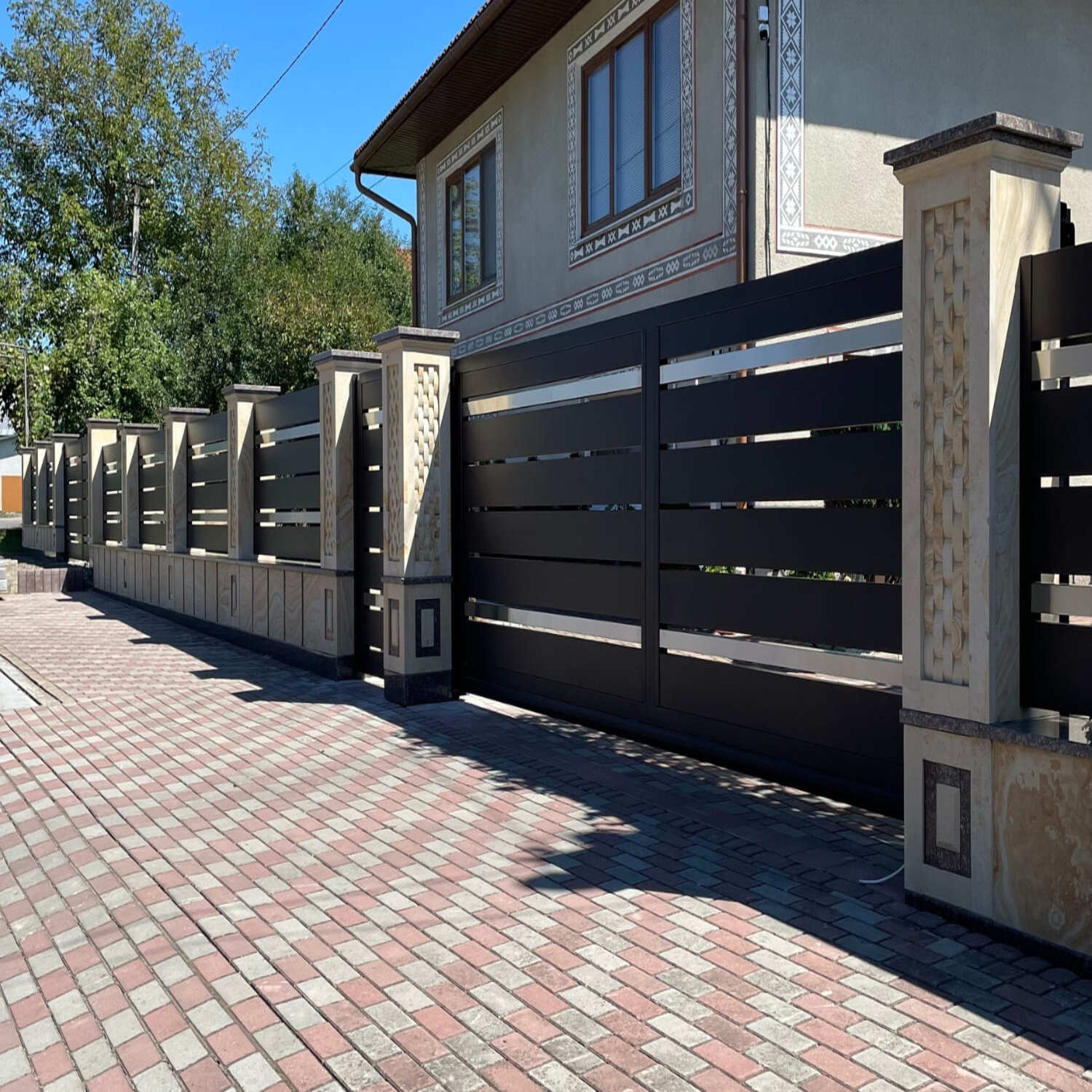 Металлические калитки — прочный и удобный вход на вашу территорию